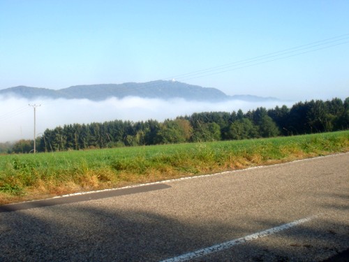 Nebel im Tal mit schlechter Sicht